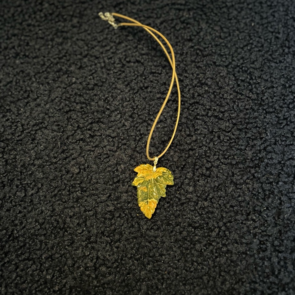 Necklace  🍁 leaf 🍁 shaped pendant necklace. - Picture 8 of 8